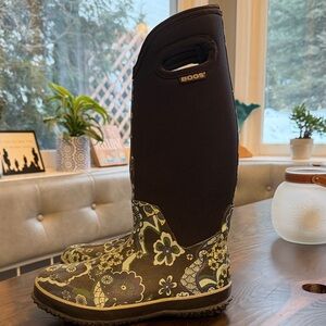 Bogs Women's Black and Green Patterned Winter Boots